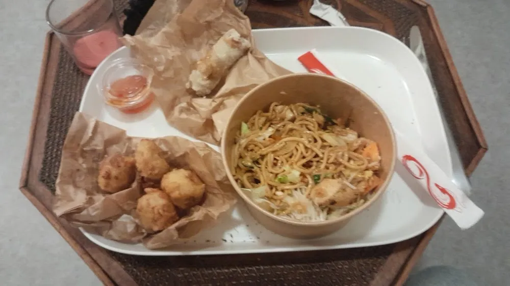 Nouille Sauter Au Poulet Avec Nems Poulet Et Petit Beignet de Banane En Dessert