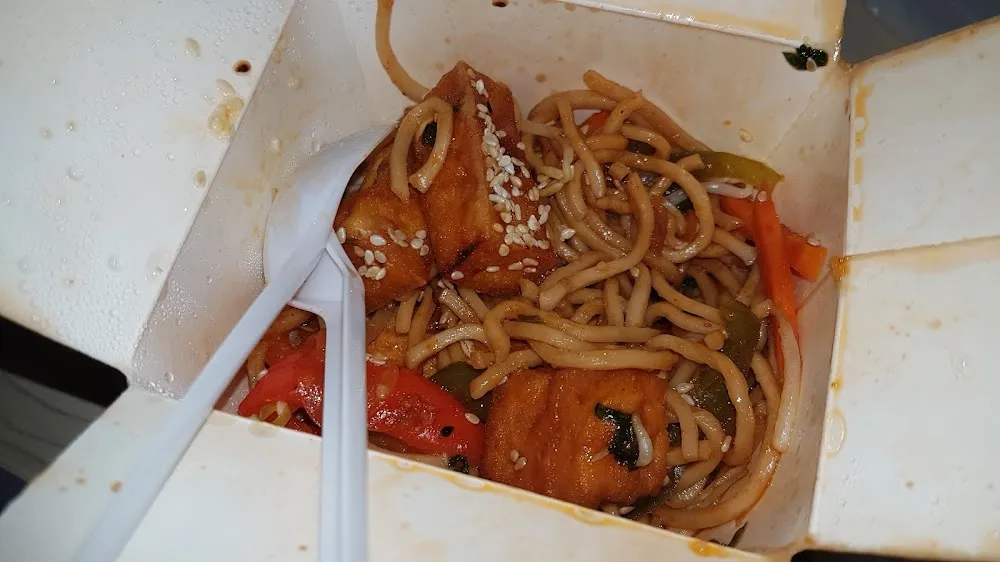 Nouilles Sautées Au Tofu Frit Et Légumes